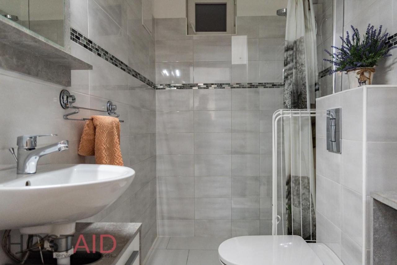 B17 Apartment - Hostaid Budapest Exterior foto